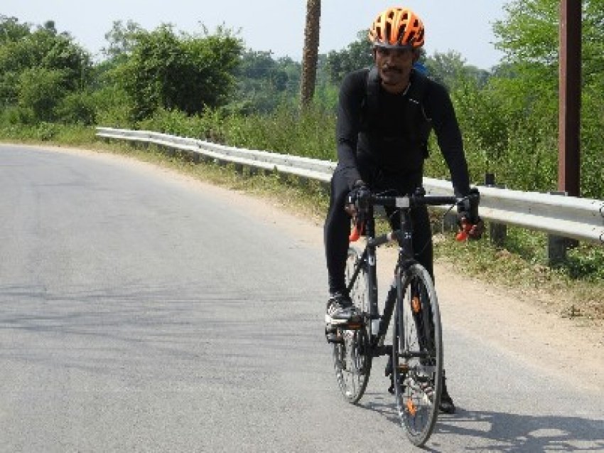 16 दिनों में 5846 किलोमीटर साइकिल चलाकर, छत्तीसगढ़ पुलिस के जवान ने बना दिया वर्ल्ड रिकॉर्ड